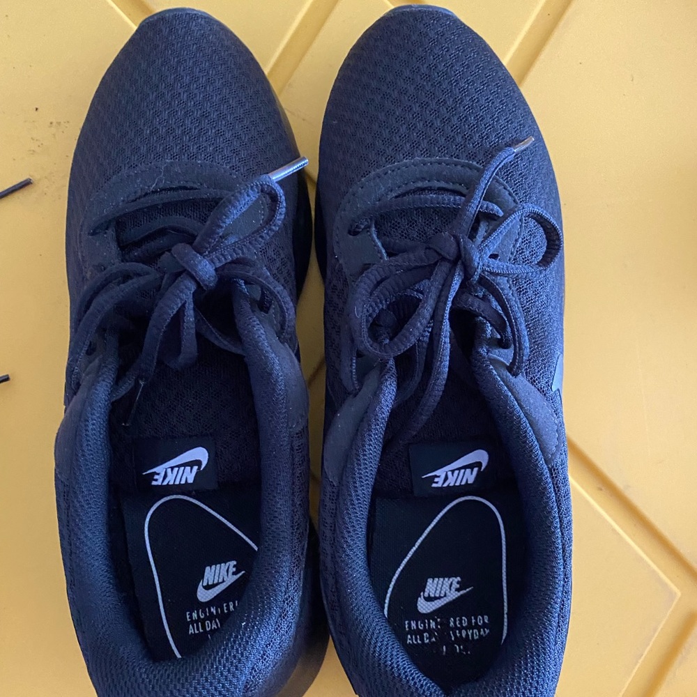 Womens Nike all black size 9.5 never worn